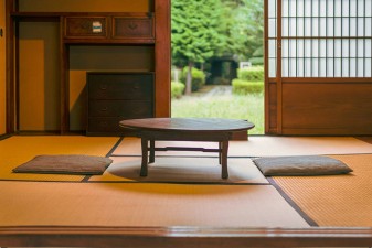 Japanischer Tisch: Warum so niedrig, am Boden & mit Decke?